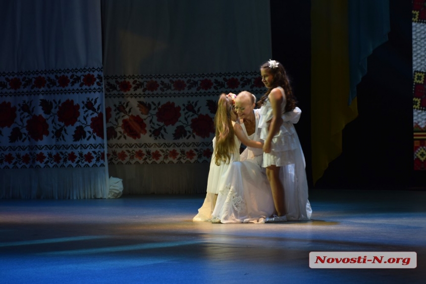 Как в Николаеве в украинском театре отметили День Независимости (фоторепортаж)   