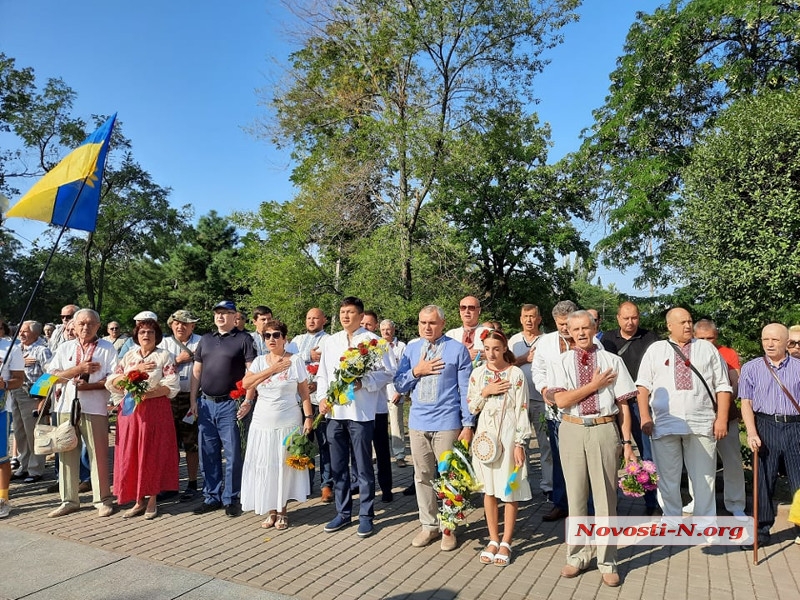 В Николаеве празднование Дня Независимости началось с митинга у памятника Шевченко