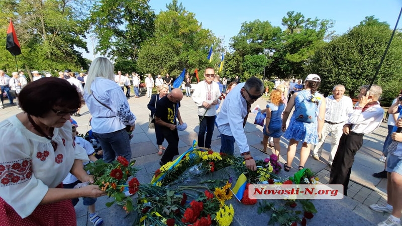 В Николаеве празднование Дня Независимости началось с митинга у памятника Шевченко