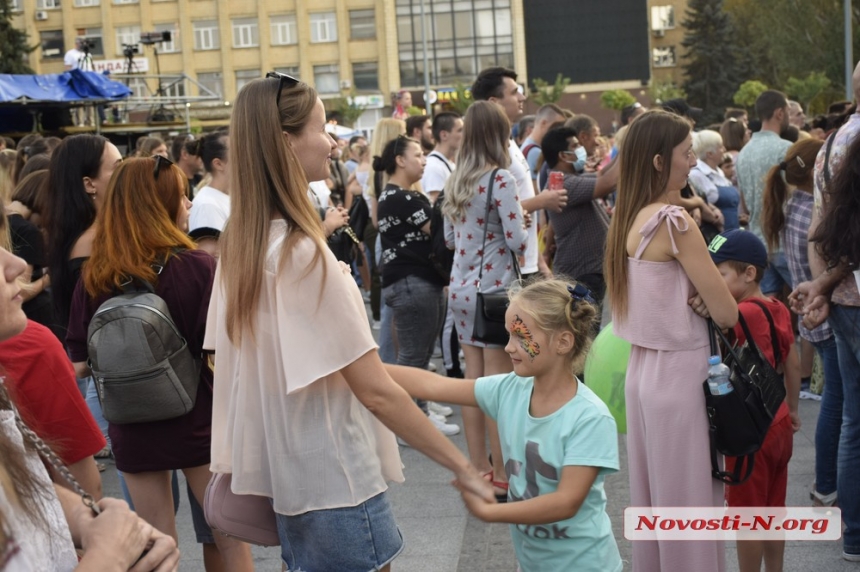 Праздничный концерт ко Дню Независимости в Николаеве: на площади сцена, кафе и воздушные шары