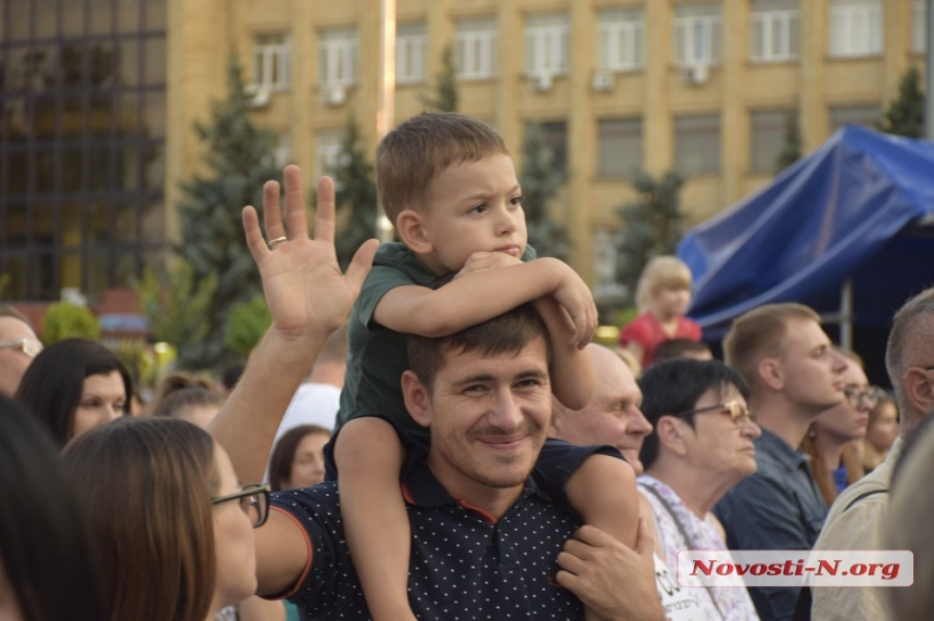 Праздничный концерт ко Дню Независимости в Николаеве: на площади сцена, кафе и воздушные шары