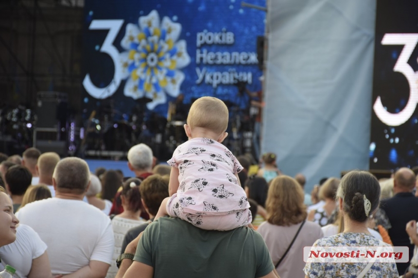 Праздничный концерт ко Дню Независимости в Николаеве: на площади сцена, кафе и воздушные шары