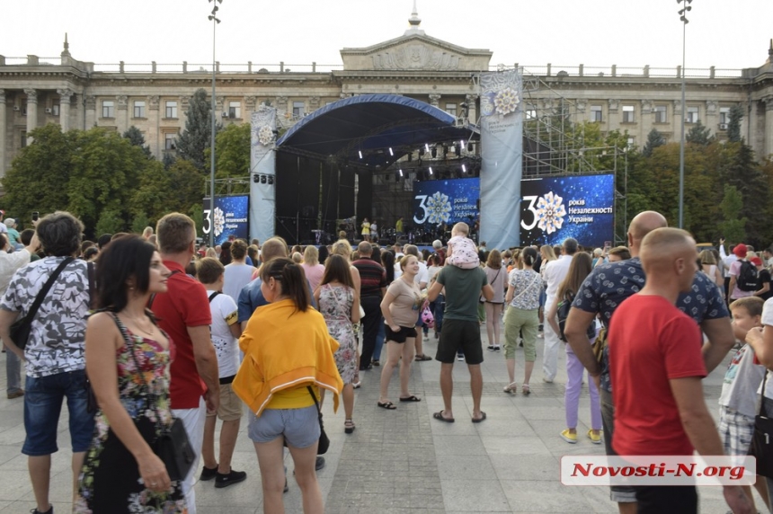 Праздничный концерт ко Дню Независимости в Николаеве: на площади сцена, кафе и воздушные шары