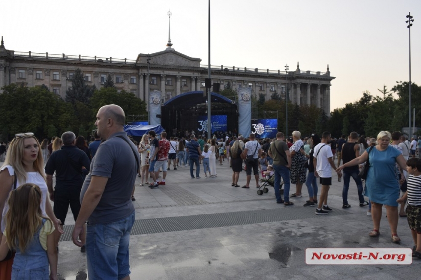 Праздничный концерт ко Дню Независимости в Николаеве: на площади сцена, кафе и воздушные шары