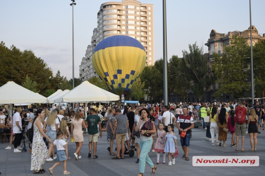 Праздничный концерт ко Дню Независимости в Николаеве: на площади сцена, кафе и воздушные шары