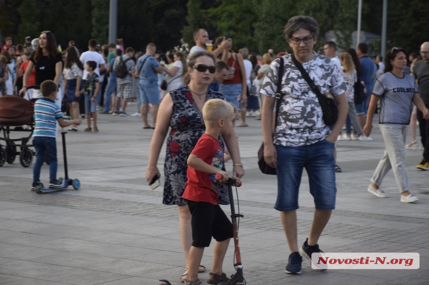 Праздничный концерт ко Дню Независимости в Николаеве: на площади сцена, кафе и воздушные шары