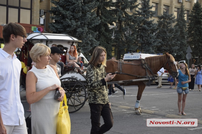 Праздничный концерт ко Дню Независимости в Николаеве: на площади сцена, кафе и воздушные шары