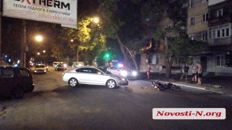 В центре Николаева столкнулись мотоцикл и «Шкода»: мотоциклиста госпитализировали 