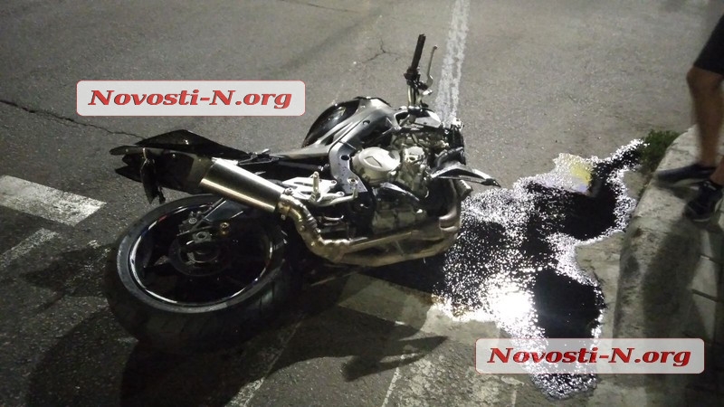 Авария в Николаеве: мотоцикл разорвало на части, два человека госпитализированы