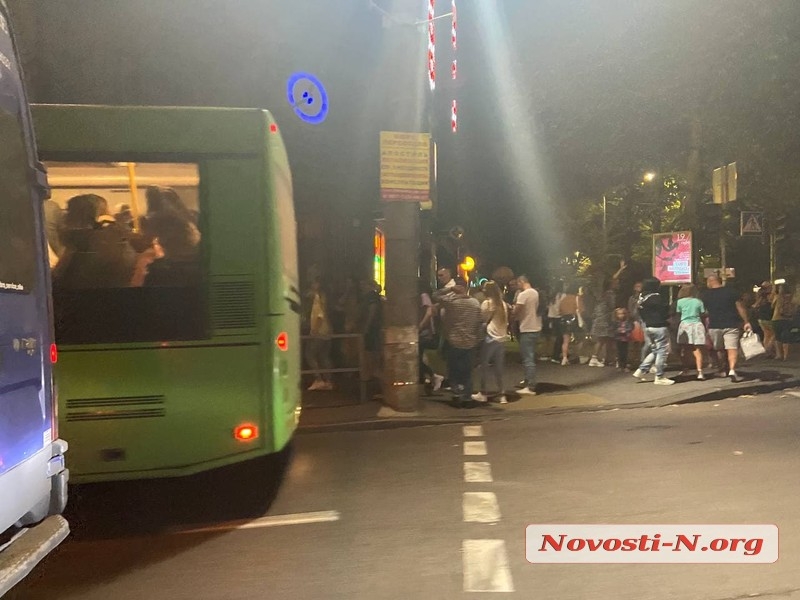Толпы на остановках, пробки в центре и мусор на площади: что происходит в Николаеве после концерта