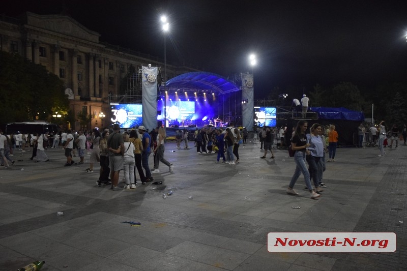 Толпы на остановках, пробки в центре и мусор на площади: что происходит в Николаеве после концерта