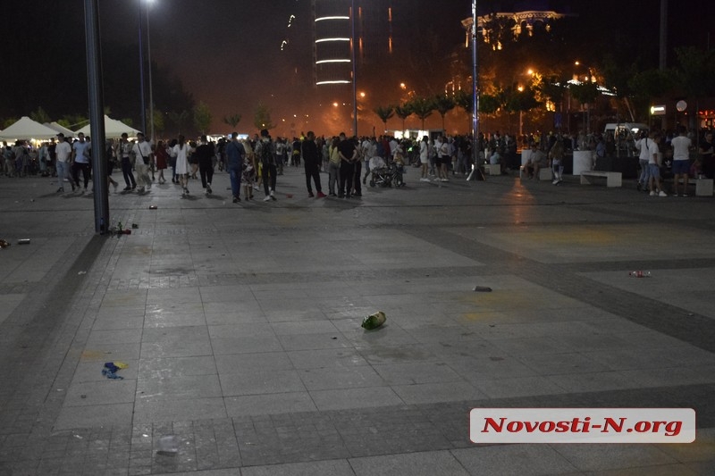 Толпы на остановках, пробки в центре и мусор на площади: что происходит в Николаеве после концерта