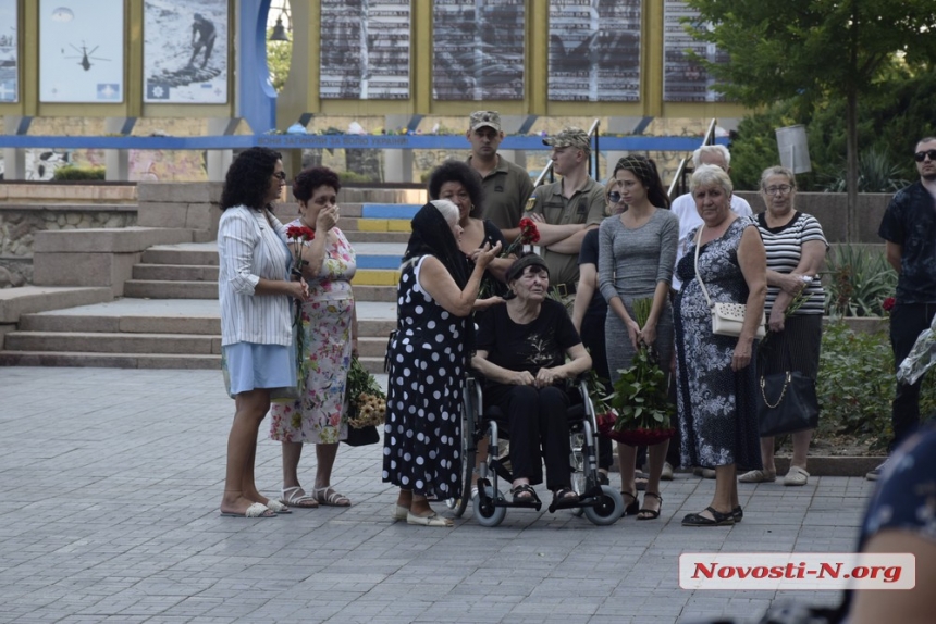 В Николаеве попрощались с бойцом, погибшим в зоне ООС