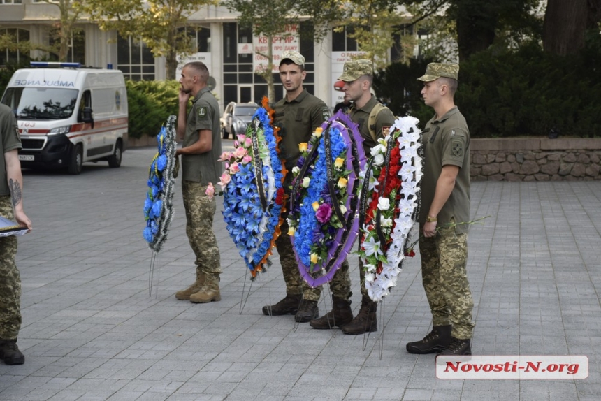 В Николаеве попрощались с бойцом, погибшим в зоне ООС