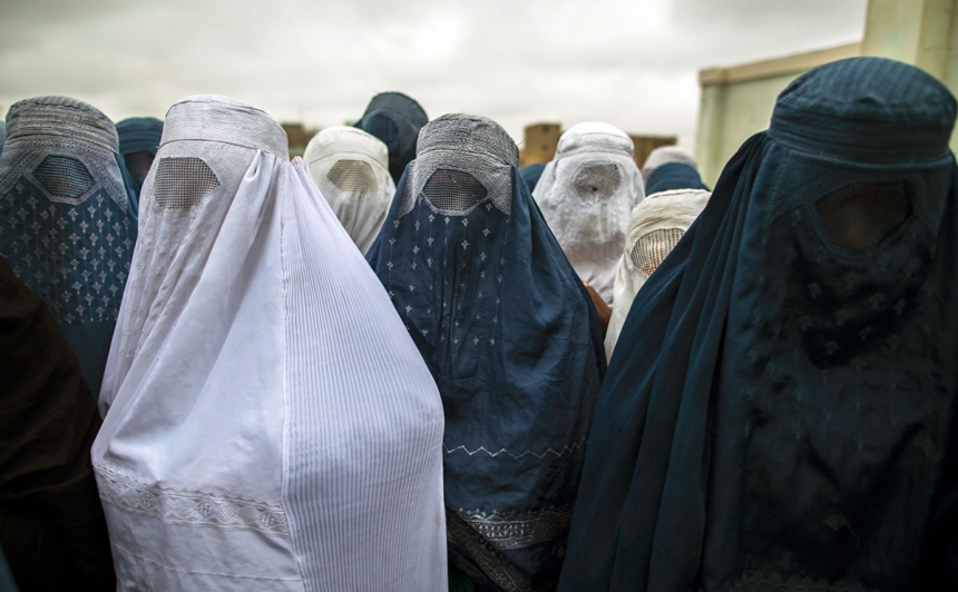 В «Талибане» заявили о «временном» запрете женщинам выходить из дома
