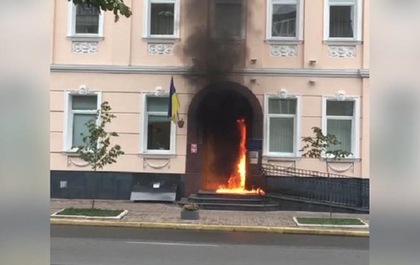 В Киеве бросили «коктейль Молотова» в офис уполномоченного Рады по правам человека
