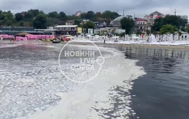 В Одессе море покрылось белыми пятнами (видео)