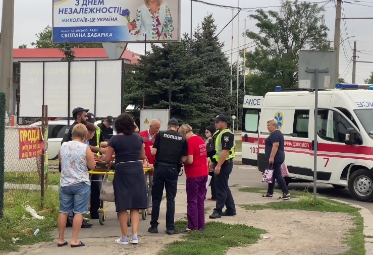 В Николаеве грузовик выехал за пределы проспекта и сбил женщину на тротуаре (видео)
