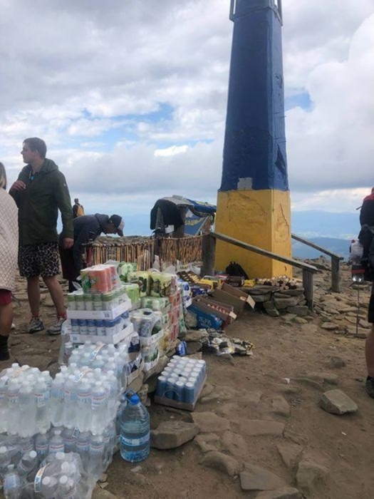 Пол-литра воды за 100 гривен: на вершине Говерлы организовали стихийный рынок