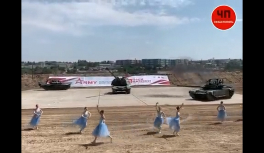 На форуме «Армия-2021» в Крыму показали странный танец с танками (видео)