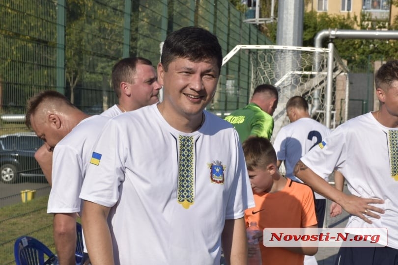 Как в Николаеве на «звездном матче» чиновники, бизнесмены и спортсмены в футбол играли (фоторепортаж)