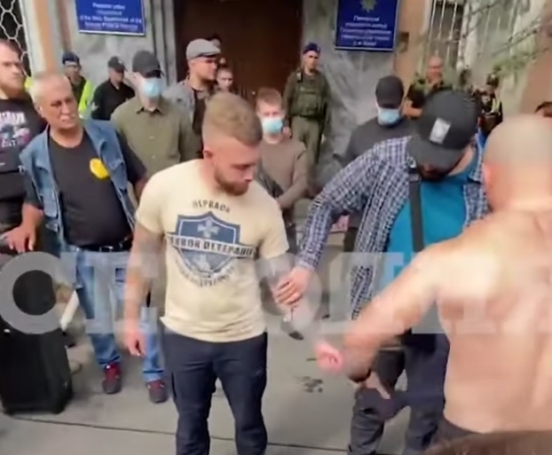 Член «Нацкорпуса», подозреваемый в хулиганстве, порезал вены под отделением полиции в Киеве