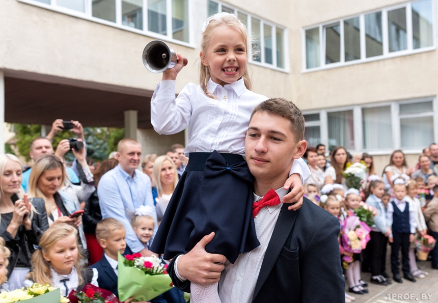 В этом году в школу пойдут почти вдвое больше первоклассников, чем одиннадцатиклассников