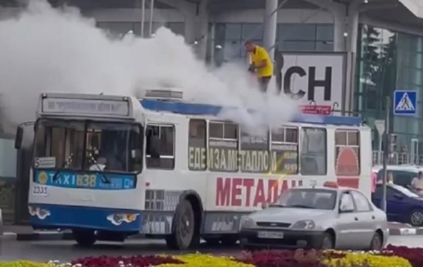 Молния ударила в троллейбус в Харькове (видео)