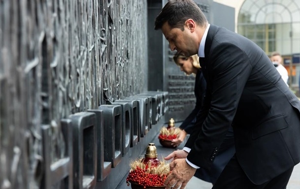 Зеленский во время визита в США почтил память жертв Голодомора