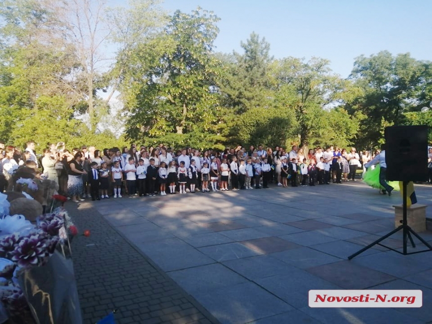 В Николаеве линейки только для первоклассников: за парты впервые сели более 4,5 тысяч малышей