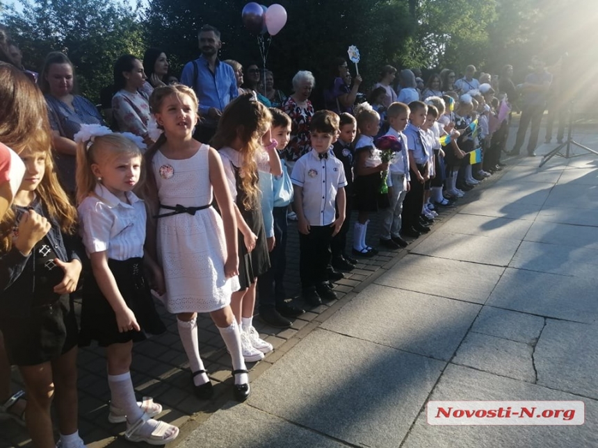 В Николаеве линейки только для первоклассников: за парты впервые сели более 4,5 тысяч малышей