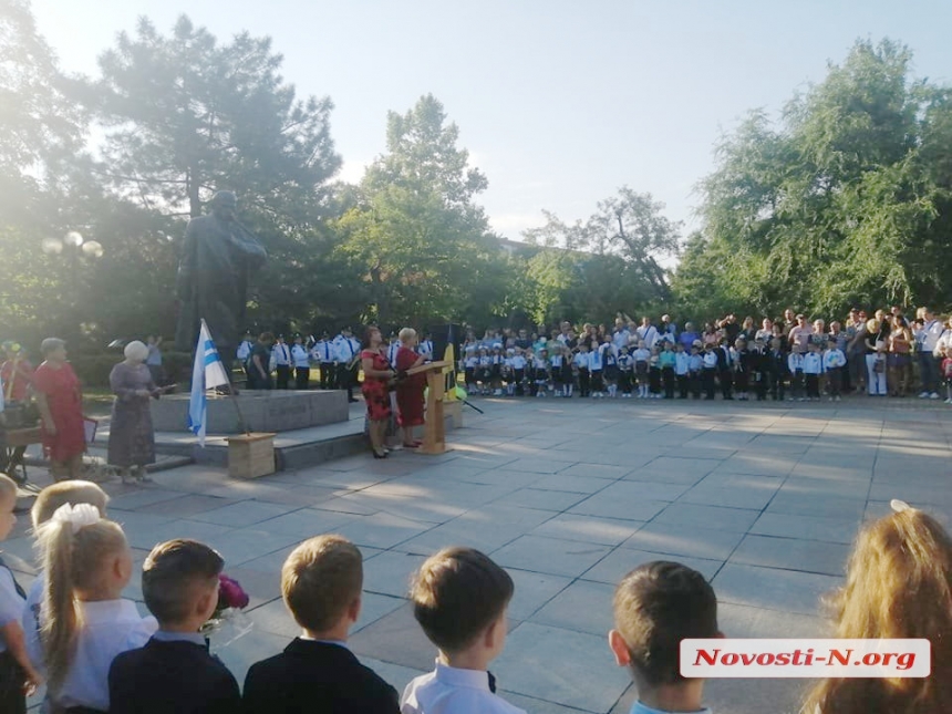 В Николаеве линейки только для первоклассников: за парты впервые сели более 4,5 тысяч малышей В Николаеве линейки только для первоклассников: за парты впервые сели более 4,5 тысяч малышей