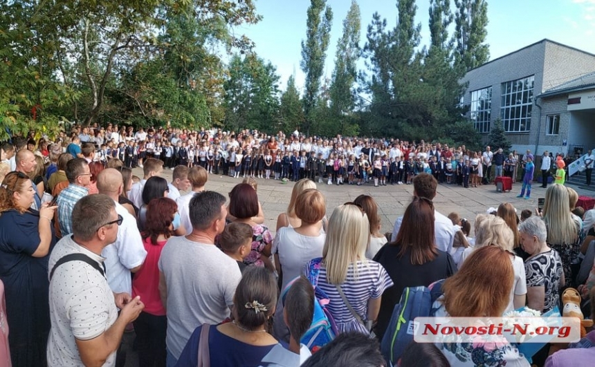 В Николаеве линейки только для первоклассников: за парты впервые сели более 4,5 тысяч малышей В Николаеве линейки только для первоклассников: за парты впервые сели более 4,5 тысяч малышей