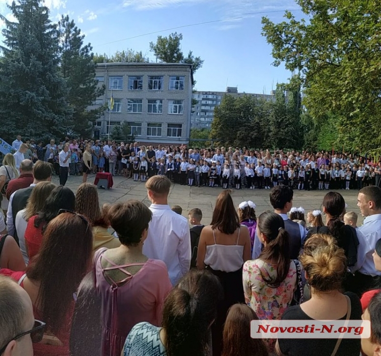 В Николаеве линейки только для первоклассников: за парты впервые сели более 4,5 тысяч малышей