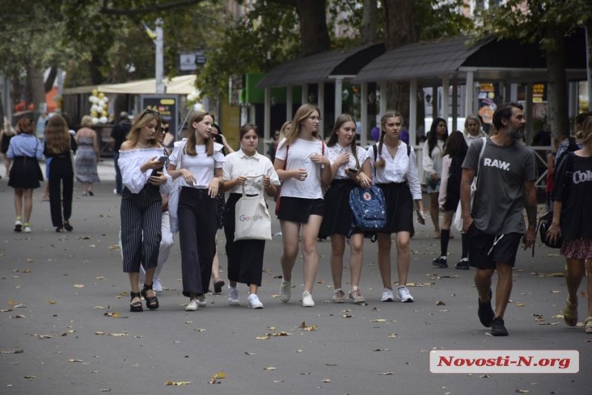 В День знаний николаевские школьники вышли на променад (фоторепортаж)