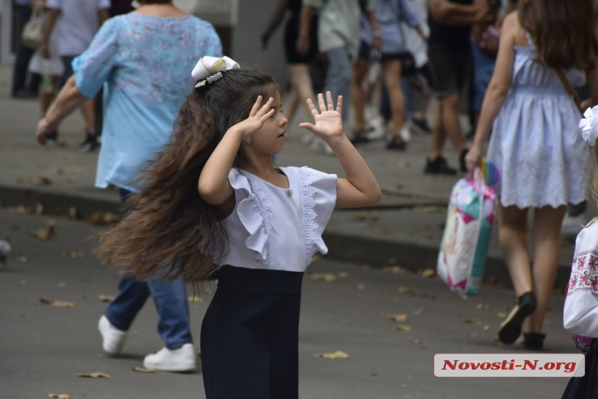 В День знаний николаевские школьники вышли на променад (фоторепортаж)