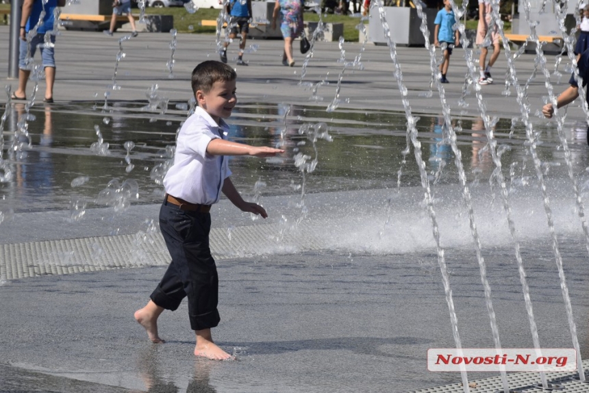 В День знаний николаевские школьники вышли на променад (фоторепортаж)