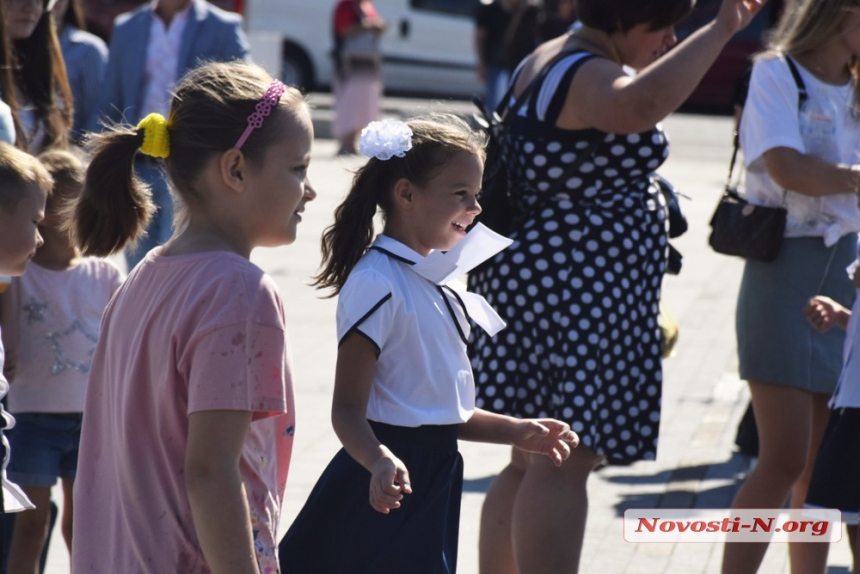 В День знаний николаевские школьники вышли на променад (фоторепортаж)