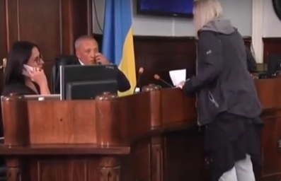 На мэра Черновцов во время сессии горсовета напала женщина (видео)