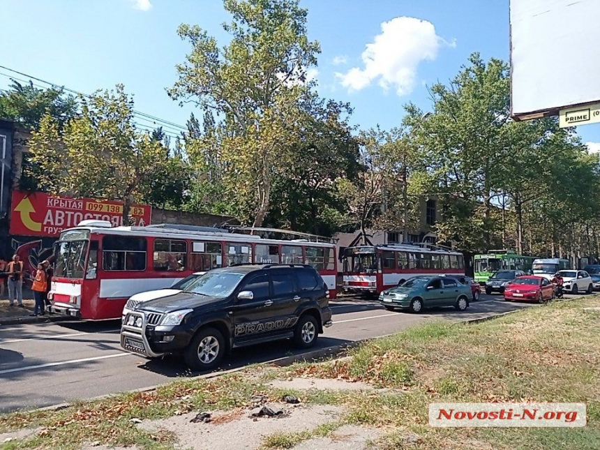 В центре Николаева столкнулись «Киа» и грузовик: движение по проспекту перекрыто, троллейбусы стоят