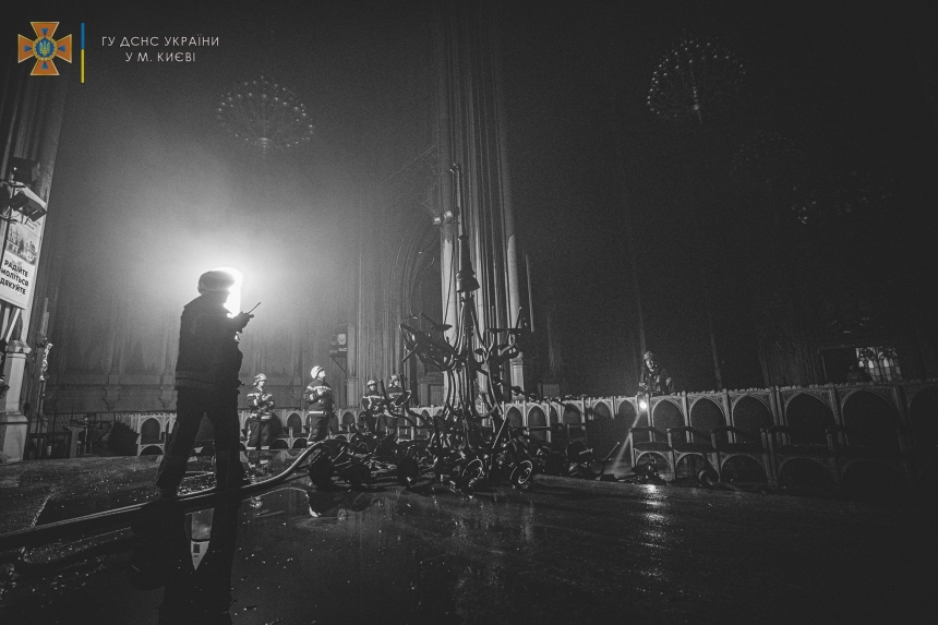 Горящий храм: как в Киеве спасали от огня костел Святого Николая (фото)