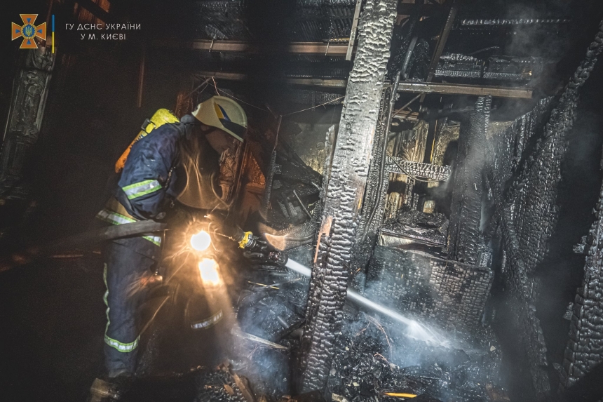 Горящий храм: как в Киеве спасали от огня костел Святого Николая (фото)