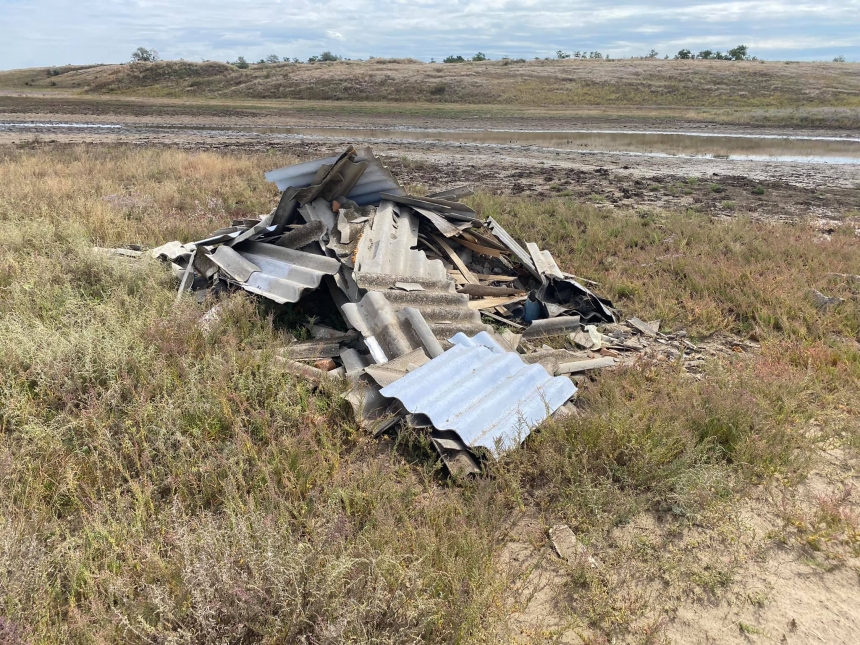 Депутат показал горы мусора в заповедной зоне Тилигульского лимана (фото)