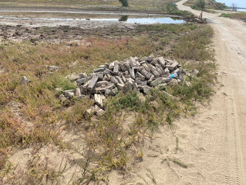 Депутат показал горы мусора в заповедной зоне Тилигульского лимана (фото)