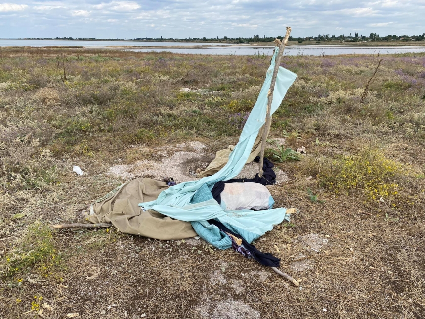 Депутат показал горы мусора в заповедной зоне Тилигульского лимана (фото)