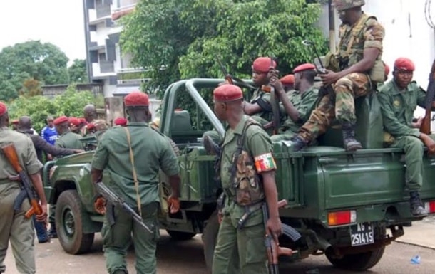 В Гвинее на улицы вышла армия, идут перестрелки (видео)
