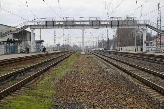 Под Днепром пассажирский поезд насмерть сбил мужчину