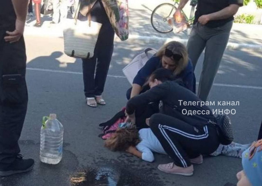 В Одесской области 15-летний мопедист сбил девочку на переходе: состояние ребенка критическое