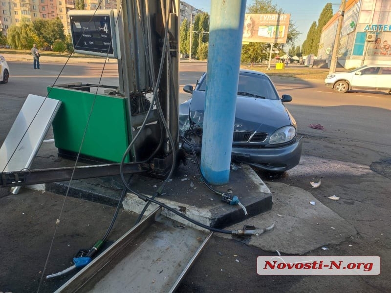 В Николаеве автомобиль врезался в автозаправку