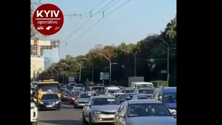 В Киеве неадекватный парень бежал по крышам авто, которые медленно ехали в заторе (видео)